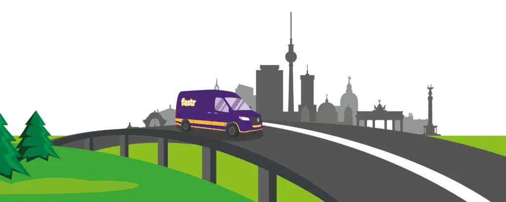 Ein lila fastr-Lieferwagen fährt über eine Brücke, grüne Bäume im Vordergrund und die Stadtsilhouette von Berlin mit dem Fernsehturm im Hintergrund.