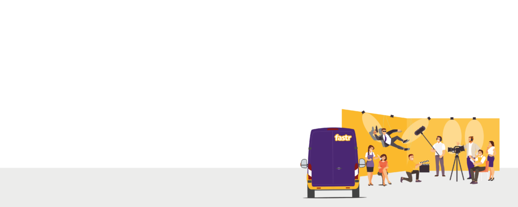 Filmcrew bei Dreharbeiten mit lila Lieferwagen mit dem Logo des Kurierdienst fastr