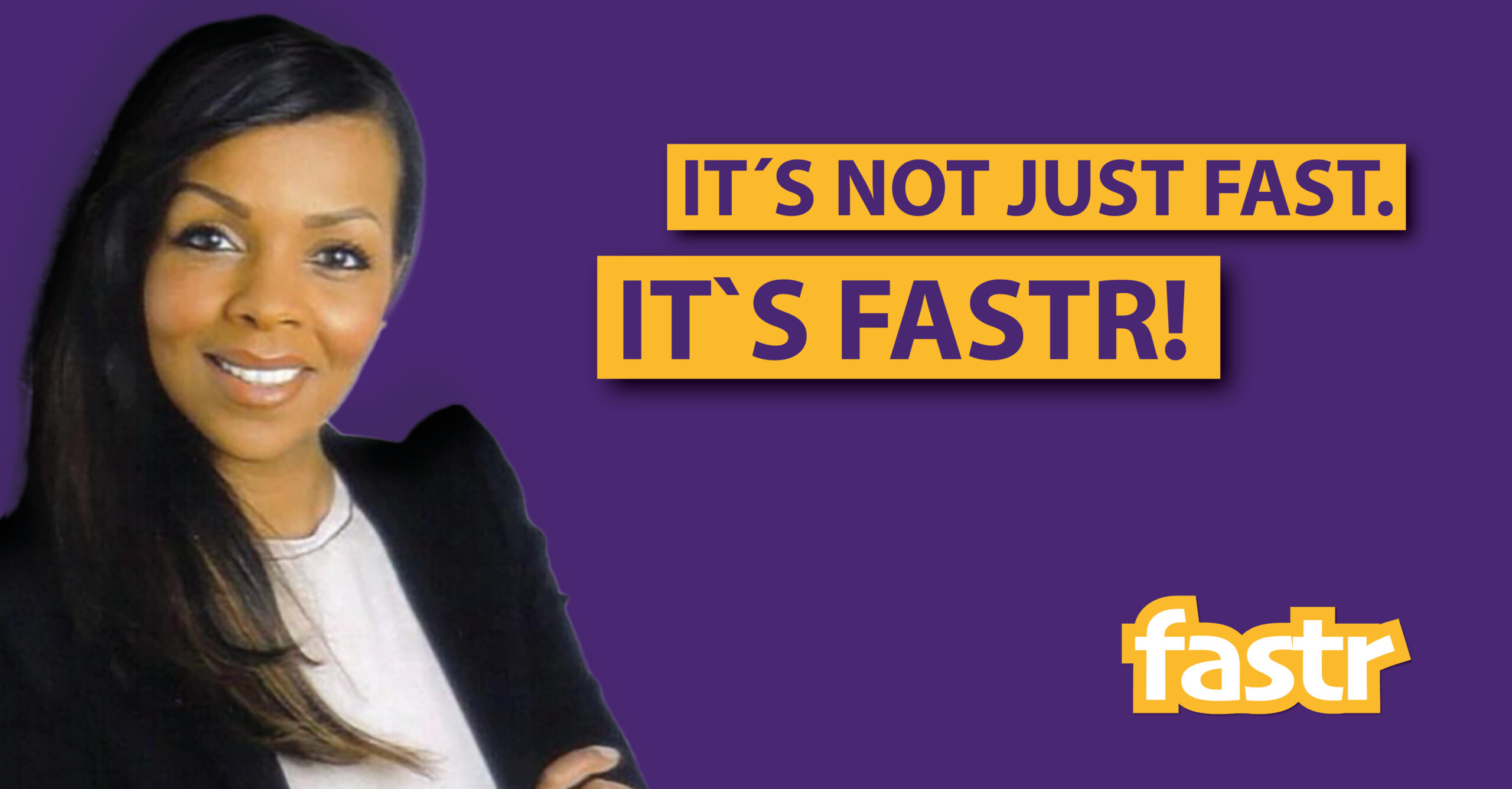Eine Frau mit langen, dunklen Haaren und einem schwarzen Blazer lächelt in die Kamera vor einem lila Hintergrund. Rechts neben ihr steht in gelber Schrift: 'IT'S NOT JUST FAST. IT'S FASTR!'. Unten rechts befindet sich das fastr-Logo in gelb und weiß.