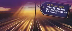 Leere Autobahn bei Sonnenaufgang, rechts ein Schild mit Text 'Ab 01. Juli 2024 Maut für leichte Nutzfahrzeuge ab 3,5 Tonnen'.