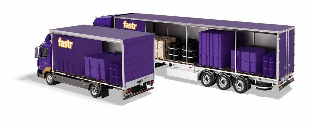 Zwei violette LKW mit offener Ladefläche und Paletten