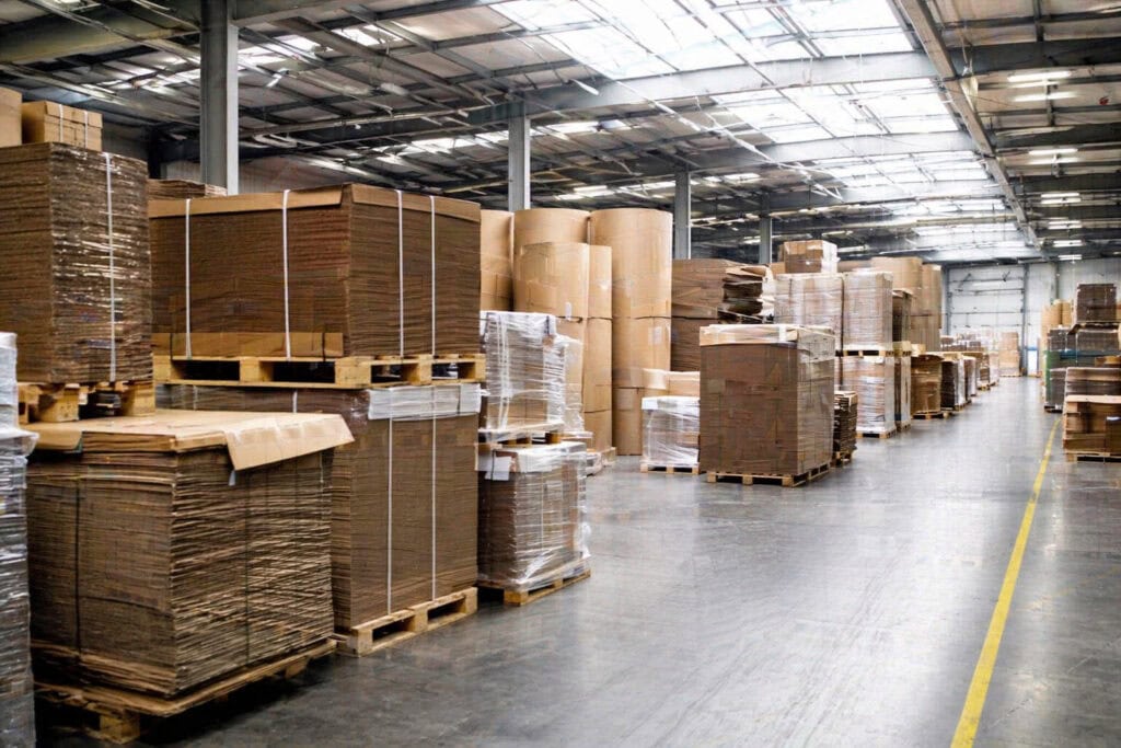 Lagerhalle mit Paletten voller Kartonagen